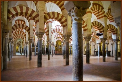 A large room with pillars